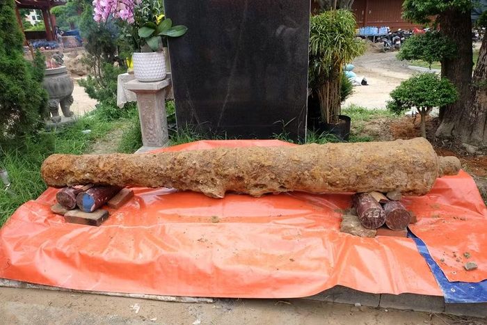 Khẩu súng thần công được khai quật.