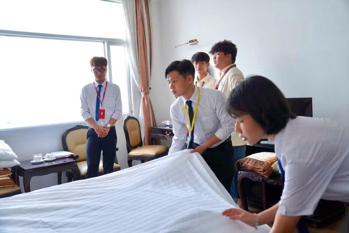 Sinh viên trường nghề thực hành các nghiệp vụ liên quan đến nhà hàng, khách sạn. Ảnh: NTCC.