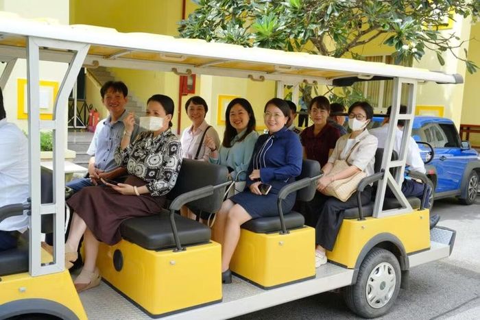 Tham quan khuôn viên Đại học Trà Vinh bằng xe điện.