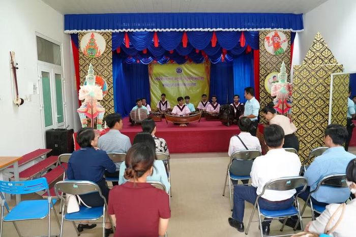 Giới thiệu các giá trị văn hóa Khmer Nam Bộ, tham quan không gian trưng bày và thưởng thức biểu diễn nhạc cụ truyền thống.