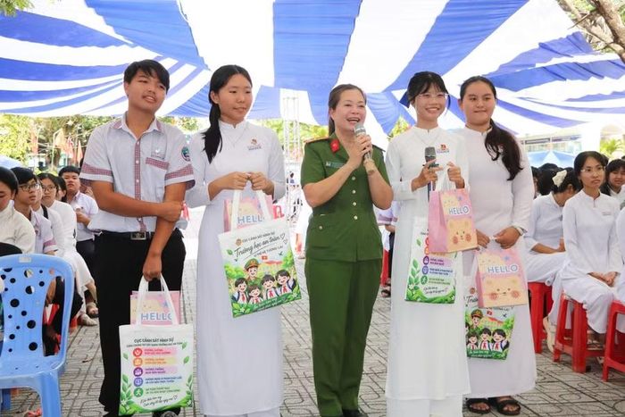 Các em học sinh nhận quà tại chương trình.