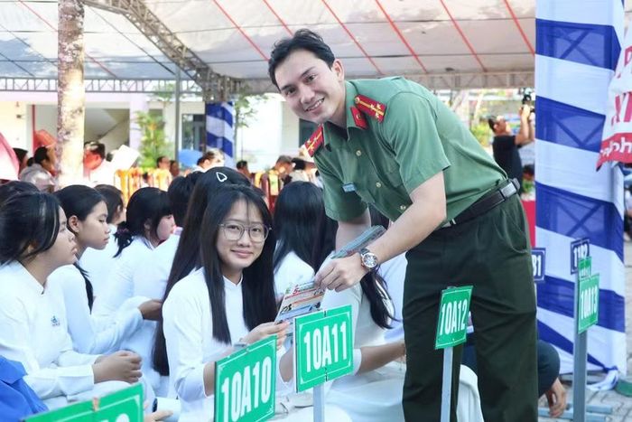 Tuyên truyền phòng, chống bạo lực học đường, xâm hại trẻ em, mua bán người và lừa đảo trên mạng cho các em học sinh.