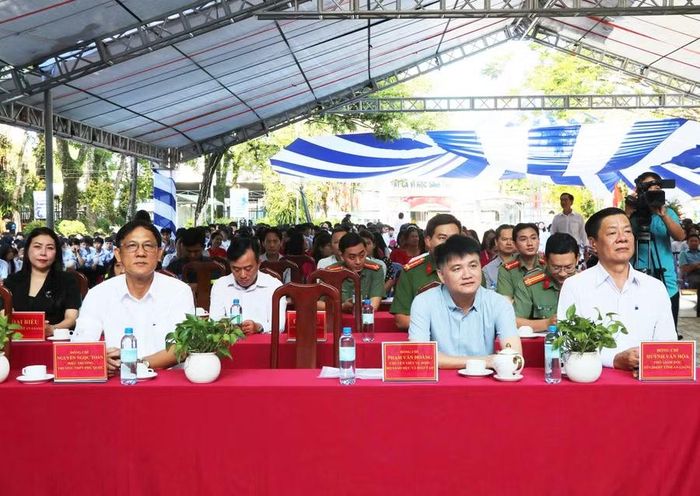 Đại biểu tham dự chương trình.