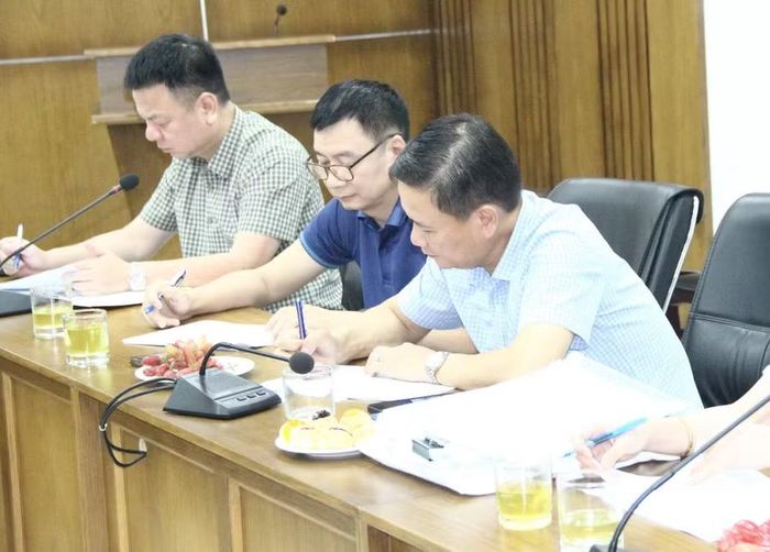 Các thành viên Hội đồng chung khảo làm việc nghiêm túc.