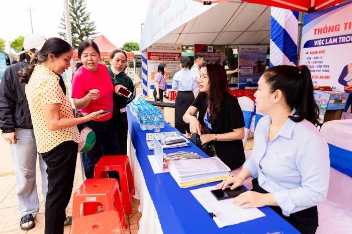 Người dân được hướng dẫn tìm hiểu việc làm trên điện thoại thông minh. (Ảnh: TT cung cấp)