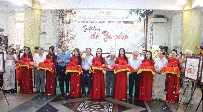 Nghi lễ cắt băng khai mạc Triển lãm Thơ Thư pháp.