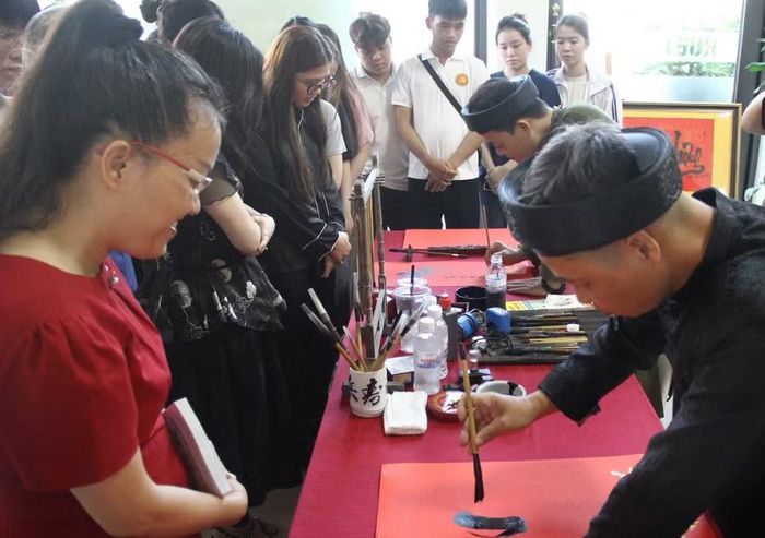 "Xin chữ" thư pháp.