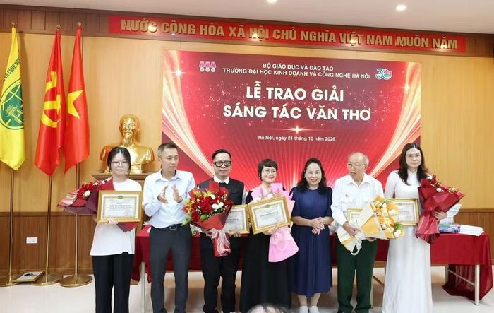 Điểm nhấn của sự kiện là lễ trao giải Cuộc thi sáng tác văn thơ chào mừng 30 năm thành lập HUBT.