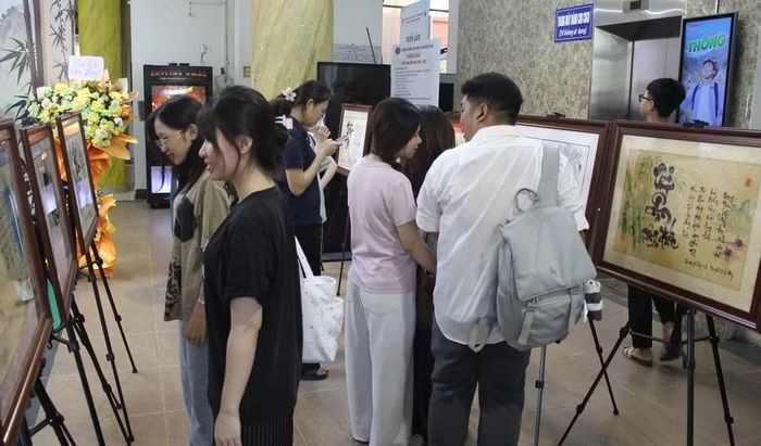 Triển lãm thu hút đông đảo sinh viên đến tham quan.