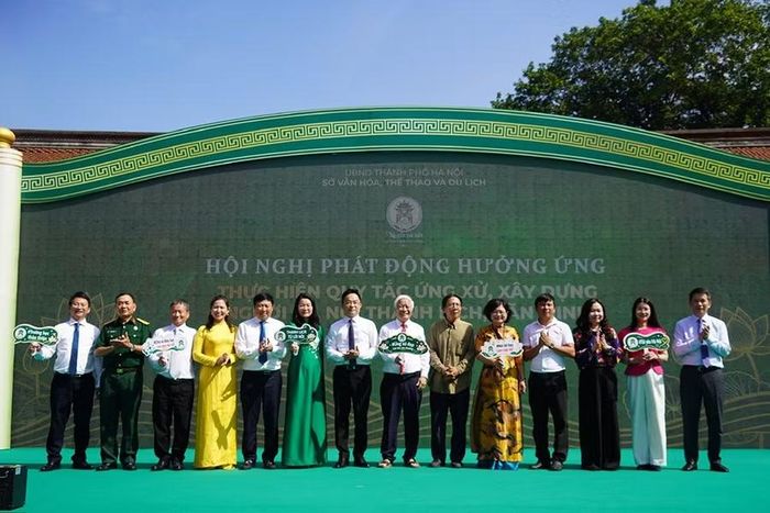 Các đại biểu phát động hưởng ứng thực hiện Quy tắc ứng xử, xây dựng người Hà Nội thanh lịch, văn minh năm 2026.