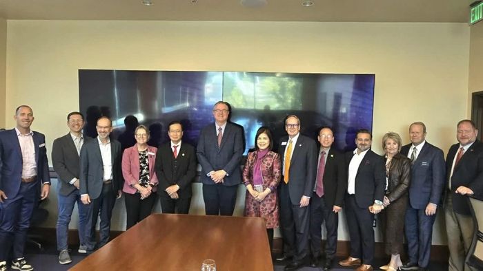 Tổng Lãnh sự Hoàng Anh Tuấn gặp làm việc với Hiệu trưởng BSU, Tiến sĩ David W. Hahn (thứ 6 từ trái sang) và các đại diện của BSU, thành phố Boise, ngày 16/10. (Nguồn: TLSQ Việt Nam tại San Francisco)