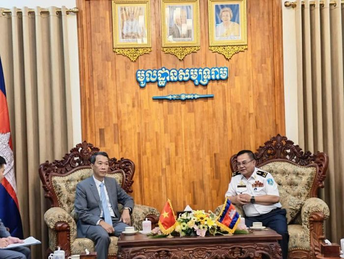 Tổng Lãnh sự Việt Nam tại Sihanoukville Nguyễn Trung Hiếu tới chào Phó Đô đốc May Dina và Ban Lãnh đạo Quân cảng Ream, Vương quốc Campuchia. (Nguồn: TLSQ Việt Nam tại Sihanoukville)