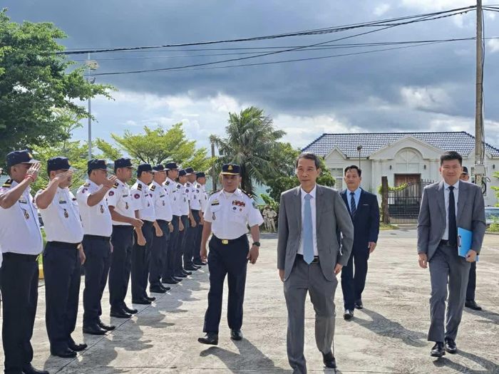 Tổng Lãnh sự Việt Nam tại Sihanoukville Nguyễn Trung Hiếu thăm Quân cảng Ream, Vương quốc Campuchia. (Nguồn: TLSQ Việt Nam tại Sihanoukville)