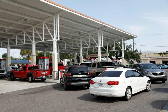 Xe ôtô Mỹ xếp hàng mua xăng tại cửa hàng xăng dầu. (Nguồn: PBS News)