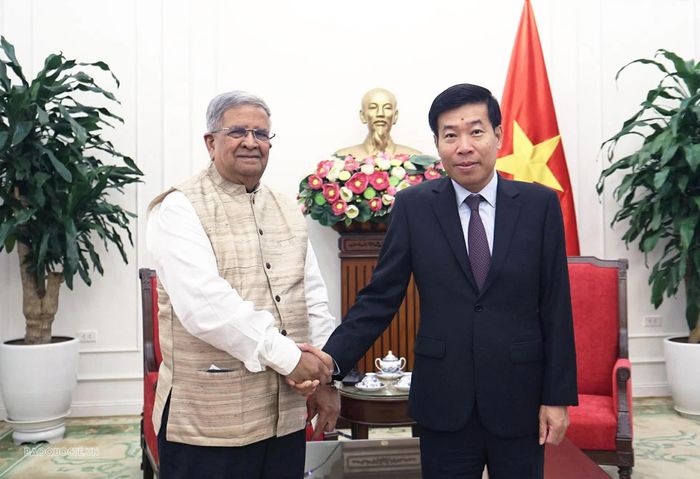 Ủy viên Trung ương Đảng, Phó Bí thư Thường trực Đảng ủy Bộ, Thứ trưởng Bộ Ngoại giao Nguyễn Mạnh Cường đã tiếp ông Kanubhai Desai Bộ trưởng Tài chính, Phát triển Đô thị và Nhà ở đô thị Bang Gujarat, Ấn Độ. (Ảnh: Thành Long)