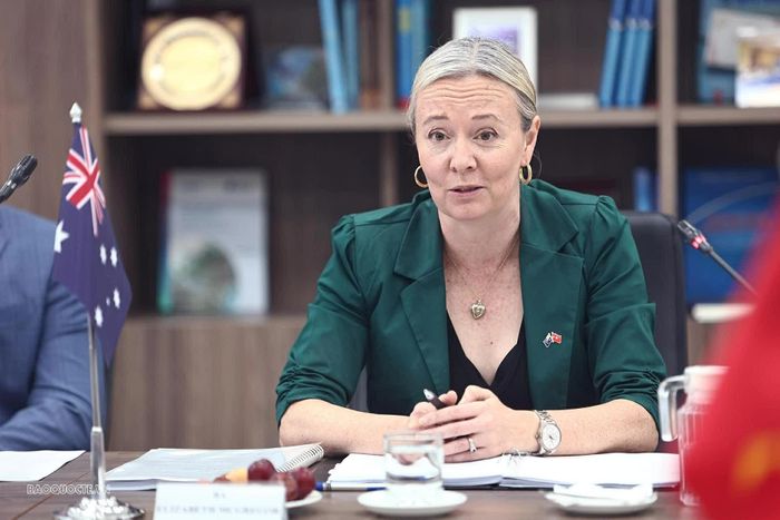 Vụ trưởng Vụ Lãnh sự và Quản lý khủng hoảng Australia Elizabeth McGregor phát biểu tại cuộc họp. (Ảnh: Thành Long)