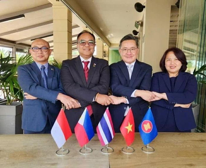 Đại sứ Phạm Thị Thu Hương cùng Đại sứ, đại biện các nước thành viên Ủy ban ASEAN tại Hy Lạp. (Nguồn: ĐSQ Việt Nam tại Hy Lạp)
