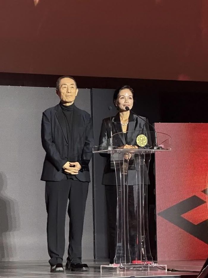 Đạo diễn Trương Nghệ Mưu và nhà sản xuất Trần Thị Bích Ngọc xướng tên tác phẩm đạt giải tại Bế mạc Liên hoan phim quốc tế Busan. (Nguồn: BTC)