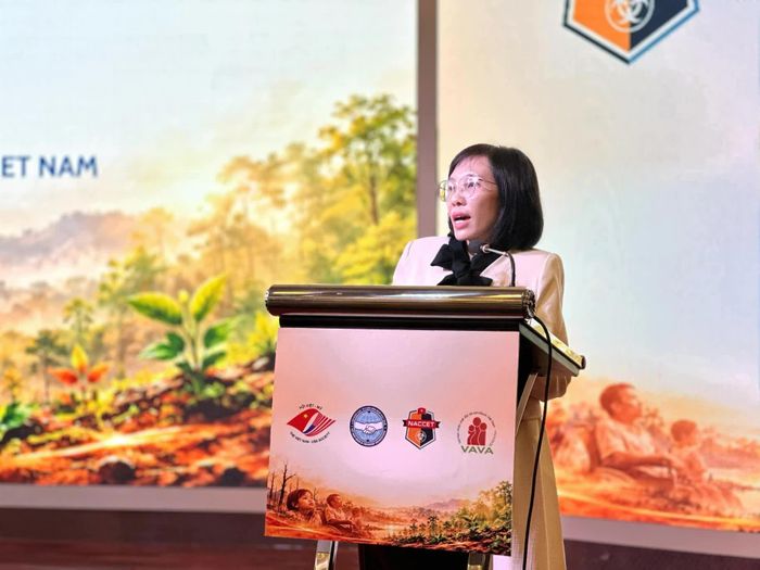Chị Vương Thị Quyên, nạn nhân chất độc da cam Việt Nam, chia sẻ câu chuyện và những di chứng kéo dài của chất độc da cam qua các thế hệ. (Ảnh: Trung Anh)
