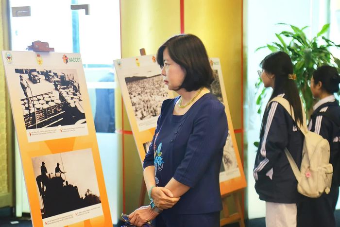 Đại biểu tìm hiểu những hình ảnh phản ánh hậu quả kéo dài của chất độc da cam/dioxin tại Việt Nam. (Ảnh: Trung Anh)