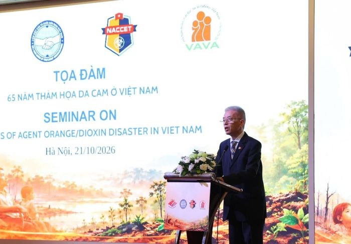 Đại sứ Bùi Thế Giang, Phó Chủ tịch Hội Việt-Mỹ, phát biểu tại tọa đàm. (Ảnh: Đinh Hòa)