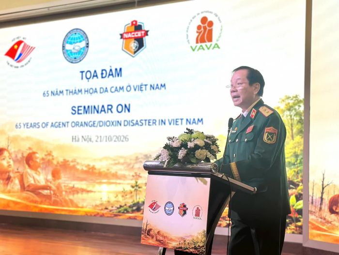 Trung tướng Nguyễn Hữu Chính, Chủ tịch Hội Nạn nhân chất độc da cam/dioxin Việt Nam, phát biểu kết luận và thông qua Lời kêu gọi vận động ủng hộ nạn nhân chất độc da cam. (Ảnh: Trung Anh)