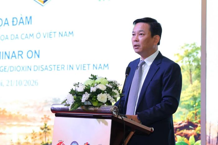 Phó Chủ tịch Liên hiệp các tổ chức hữu nghị Việt Nam (VUFO) Đồng Huy Cương phát biểu khai mạc tọa đàm. (Ảnh: Đinh Hòa)