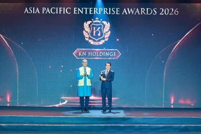 Ông Nguyễn Tuấn Anh - Phó Tổng Giám đốc KN Holdings đại diện Tập đoàn nhận cúp vinh danh “Doanh nghiệp xuất sắc châu Á”