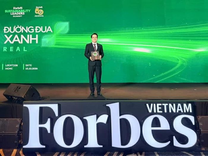 Ông Nguyễn Tuấn Anh - Phó Tổng giám đốc KN Holdings đại diện Tập đoàn nhận giải “Top 50 Doanh nghiệp dẫn đầu về ESG Việt Nam 2026”