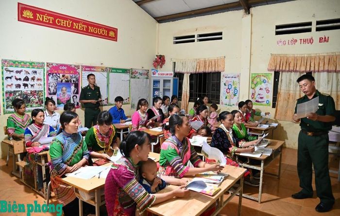 Lớp xóa mù chữ, xóa tái mù chữ cho hội viên, phụ nữ trên địa bàn của Đồn Biên phòng Trung Lý, Bộ đội Biên phòng tỉnh Thanh Hoá. Ảnh: Hải Chuyền