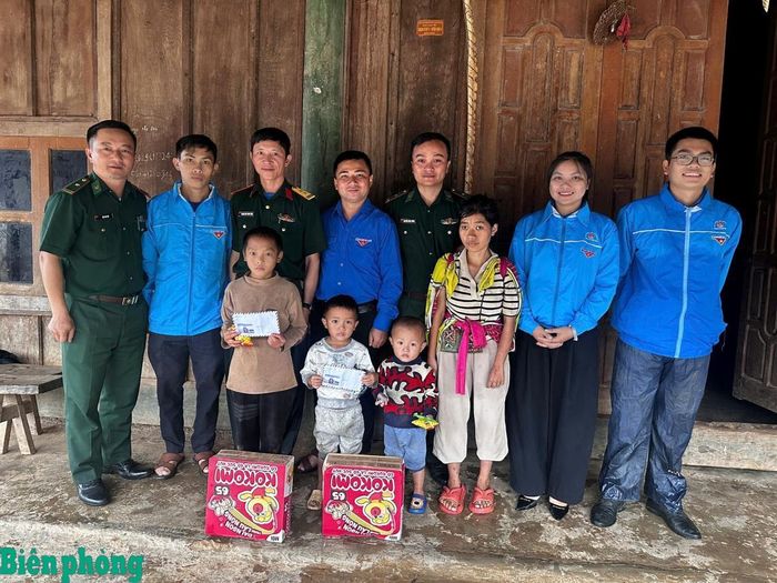Chi đoàn Đồn Biên phòng Na Ngoi, Đoàn xã Na Ngoi và Chi đoàn Đoàn Kinh tế - Quốc phòng 4 thăm tặng quà các cháu có hoàn cảnh khó khăn trên địa bàn. Ảnh: Anh Bách