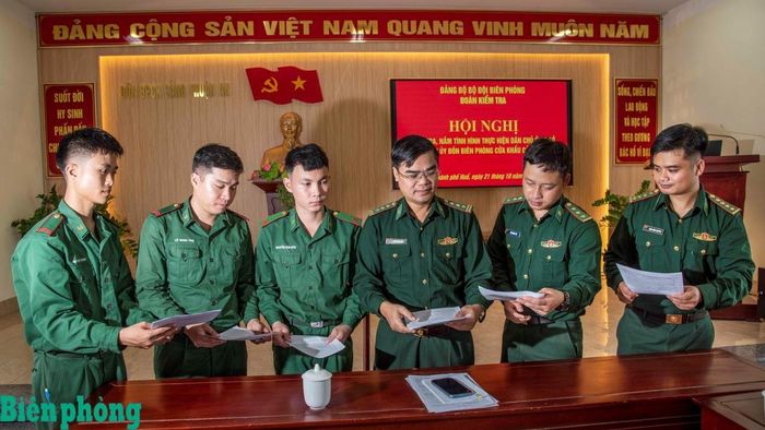 Đoàn kiểm tra phát phiếu khảo sát ý kiến của quân nhân tại Đồn Biên phòng cửa khẩu cảng Thuận An. Ảnh: Lê Văn Chương