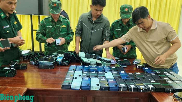 Lực lượng chức năng kiểm đếm tang vật. Ảnh: Tiến Vinh