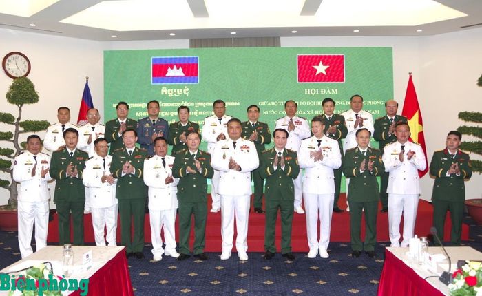 Đoàn đại biểu hai bên chụp ảnh lưu niệm sau hội đàm. Ảnh: Lê Khoa