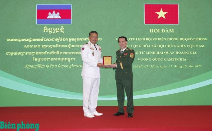 Đô đốc Tea Sokha trao quà lưu niệm tặng Trung tướng Vũ Trung Kiên. Ảnh: Lê Khoa