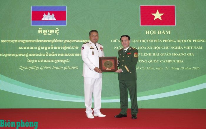 Trung tướng Vũ Trung Kiên trao quà lưu niệm tặng Đô đốc Tea Sokha. Ảnh: Lê Khoa