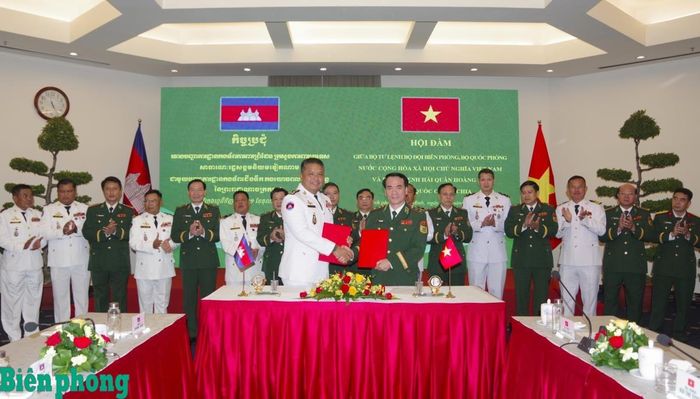 Trung tướng Vũ Trung Kiên và Đô đốc Tea Sokha ký kết biên bản thỏa thuận tại hội đàm. Ảnh: Lê Khoa