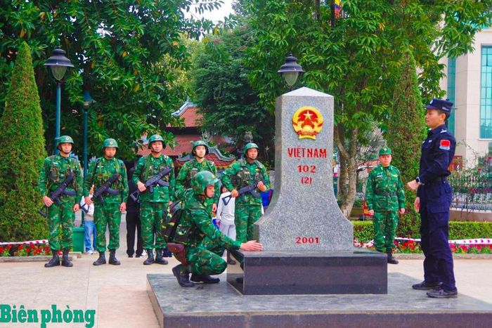 Cán bộ Đội tuần tra liên hợp số 1 phía Việt Nam kiểm tra hiện trạng cột mốc quốc giới 102 (2) trong đợt ra quân tuần tra liên hợp năm 2026 giữa Bộ đội Biên phòng tỉnh Lào Cai (Việt Nam) và Chi đội Quản lý biên giới Hồng Hà, tỉnh Vân Nam (Trung Quốc). Ảnh: Trung Dũng