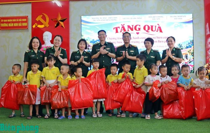 Ban Tổ chức chương trình tặng áo ấm cho các cháu học sinh Trường Mầm non Hải Ninh, thành phố Quảng Ninh. Ảnh: Bích Nguyên