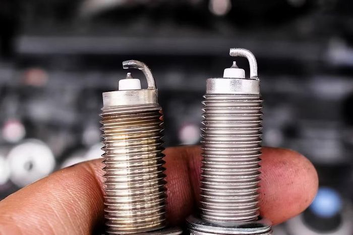 Đầu bugi trắng thường báo hiệu hiện tượng quá nhiệt, ảnh hưởng đến hiệu suất động cơ cần được kiểm tra sớm. Ảnh: SlashGear