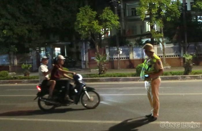 Càng về đêm, quá trình kiểm tra của lực lượng chức năng càng xuất hiện những tình huống phức tạp. Theo ghi nhận, một số tài xế trẻ khi phát hiện chốt kiểm tra đã có hành vi né tránh, đánh võng, lách xe qua khu vực kiểm soát, thậm chí vượt đèn đỏ để tránh bị kiểm tra.