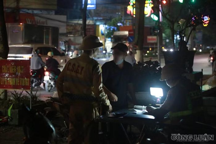 Đối với hành vi không chấp hành yêu cầu kiểm tra nồng độ cồn của người thi hành công vụ khi điều khiển xe máy, theo Nghị định 168/2024/NĐ-CP, người vi phạm có thể bị phạt tiền từ 8-10 triệu đồng và tước quyền sử dụng giấy phép lái xe từ 22-24 tháng.