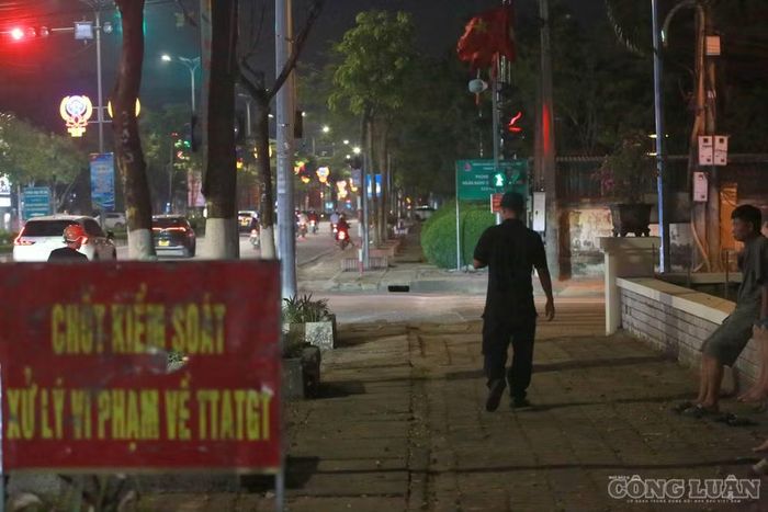 Mặc dù CSGT nhiều lần giải thích, yêu cầu phối hợp kiểm tra, tài xế vẫn không thực hiện việc thổi nồng độ cồn, sau đó đi ra ngoài gọi điện thoại.