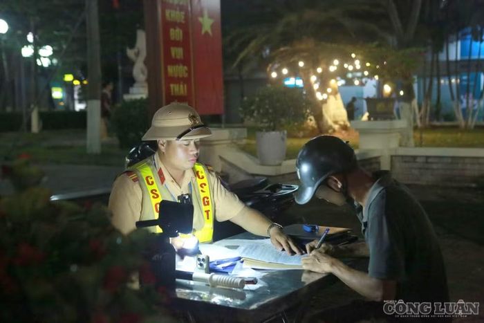 Làm việc với lực lượng chức năng, tài xế P.V.T., trú tại tỉnh Tuyên Quang, cho biết tối cùng ngày, sau khi hoàn thành công việc xây sửa nhà cho chủ, ông được mời uống bia. Người này nói đã uống 2 lon bia và không nghĩ sẽ bị CSGT kiểm tra, xử phạt.