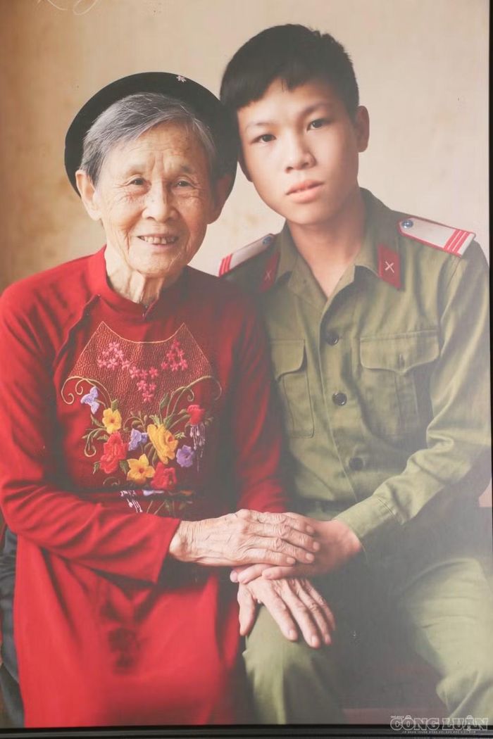 Bức ảnh phục dựng Mẹ Việt Nam anh hùng Nguyễn Thị Lan và con trai - liệt sĩ Trần Văn Nam (Ảnh chụp lại).