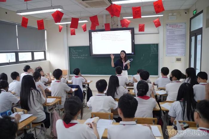Theo đó, Sở Giáo dục và Đào tạo địa phương chủ trì xây dựng, thẩm định, cung cấp đề kiểm tra cuối học kỳ I và II với lớp 9 và 12; cuối học kỳ I và cuối năm học với lớp 5.