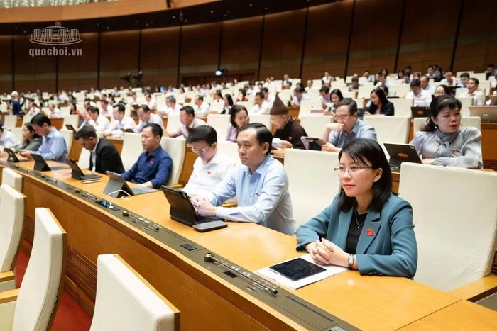 Các đại biểu làm việc tại Hội trường. Ảnh: QH