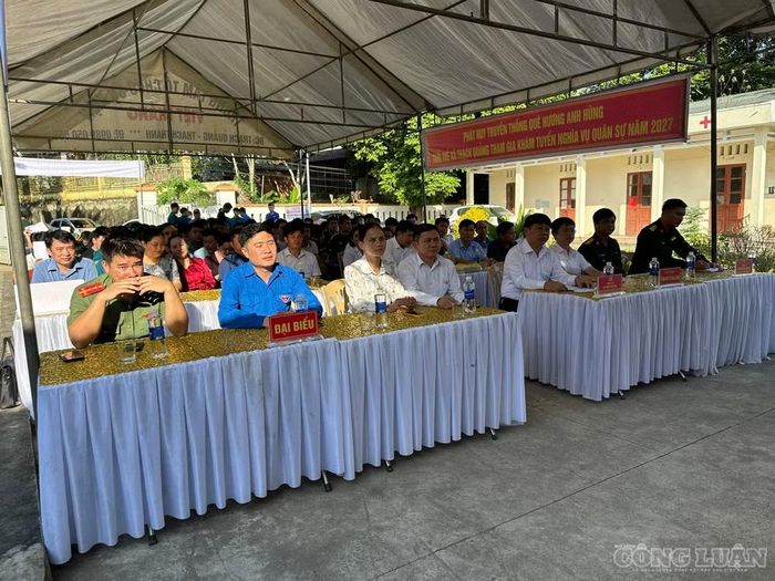 Các đại biểu tham dự buổi khám tuyển.