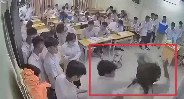 Nam sinh lớp 12 Trường THPT Mạc Đĩnh Chi (Hà Nội) hành hung cô giáo ngay trong lớp học. Ảnh chụp màn hình
