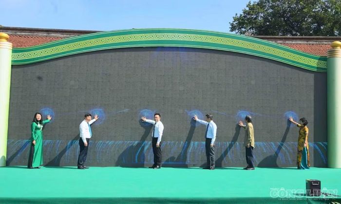 Các đại biểu phát động hưởng ứng thực hiện Quy tắc ứng xử xây dựng người Hà Nội thanh lịch, văn minh và cuộc thi trực tuyến văn hóa từ mỗi hành động.